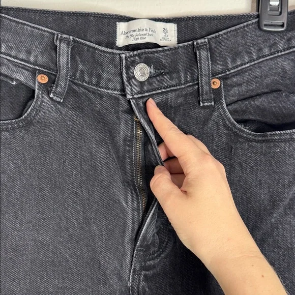 Abercrombie & Fitch The '90s Relaxed Jean High Rise Front Slits Black Jeans 26S - Picture 7 of 12